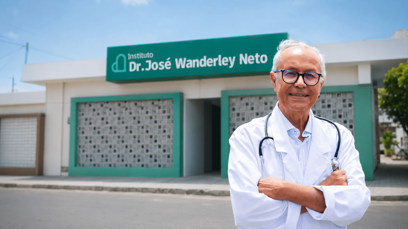 Dr. José Wanderley Neto em frente ao Instituto Dr. José Wanderley Neto